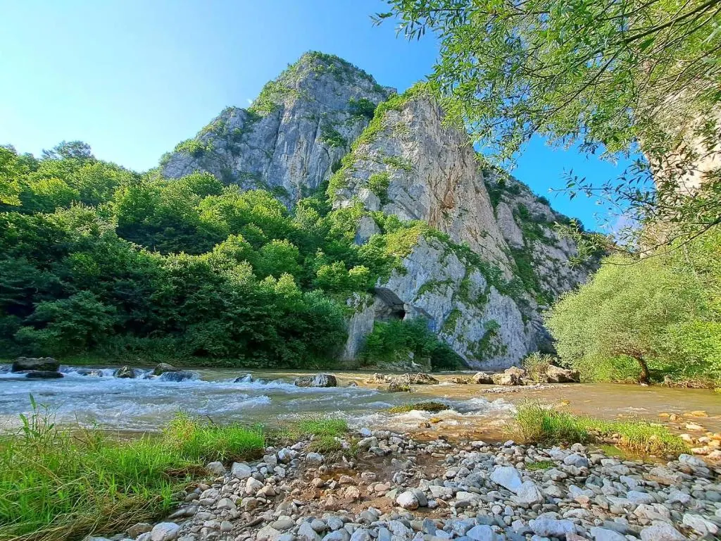 Zeleni kanjon Jerme pod otvorenim nebom