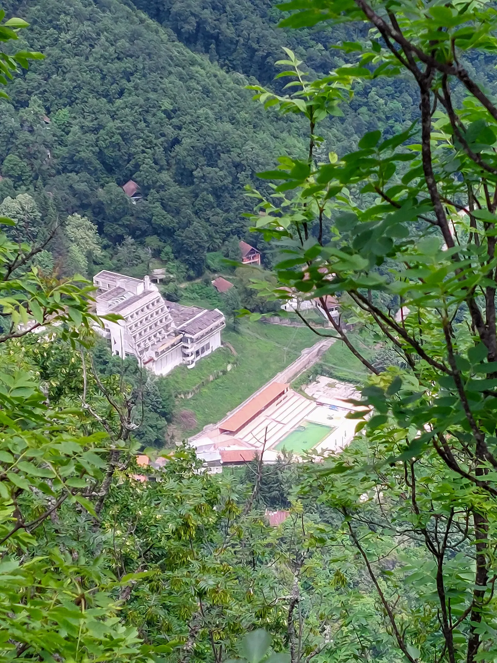 Zvonačka Banja među zelenim obroncima
